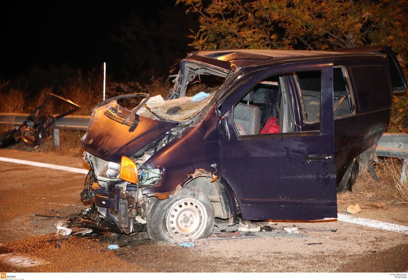 Θεσσαλονίκη: Μετωπική νταλίκας με βαν που μετέφερε πρόσφυγες -Eνας νεκρός, 20 τραυματίες [εικόνες & βίντεο] | iefimerida.gr 5