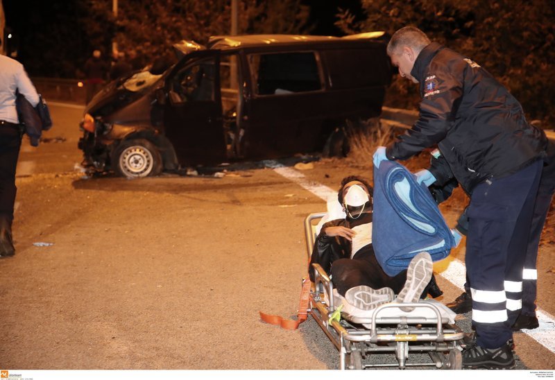 Θεσσαλονίκη: Μετωπική νταλίκας με βαν που μετέφερε πρόσφυγες -Eνας νεκρός, 20 τραυματίες [εικόνες & βίντεο] | iefimerida.gr 4