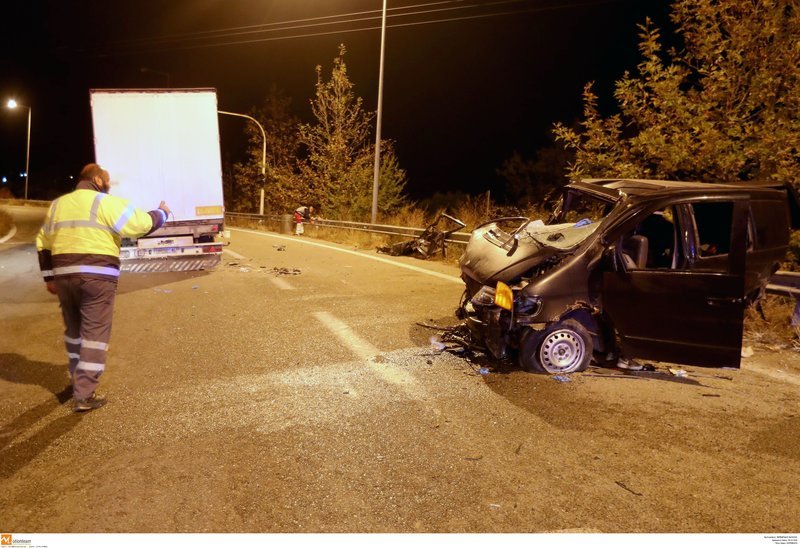 Θεσσαλονίκη: Μετωπική νταλίκας με βαν που μετέφερε πρόσφυγες -Eνας νεκρός, 20 τραυματίες [εικόνες & βίντεο] | iefimerida.gr 1