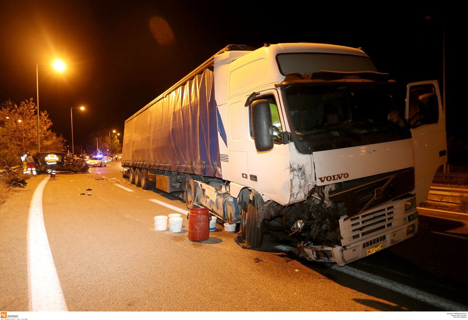 Θεσσαλονίκη: Μετωπική νταλίκας με βαν που μετέφερε πρόσφυγες -Eνας νεκρός, 20 τραυματίες [εικόνες & βίντεο] | iefimerida.gr 12