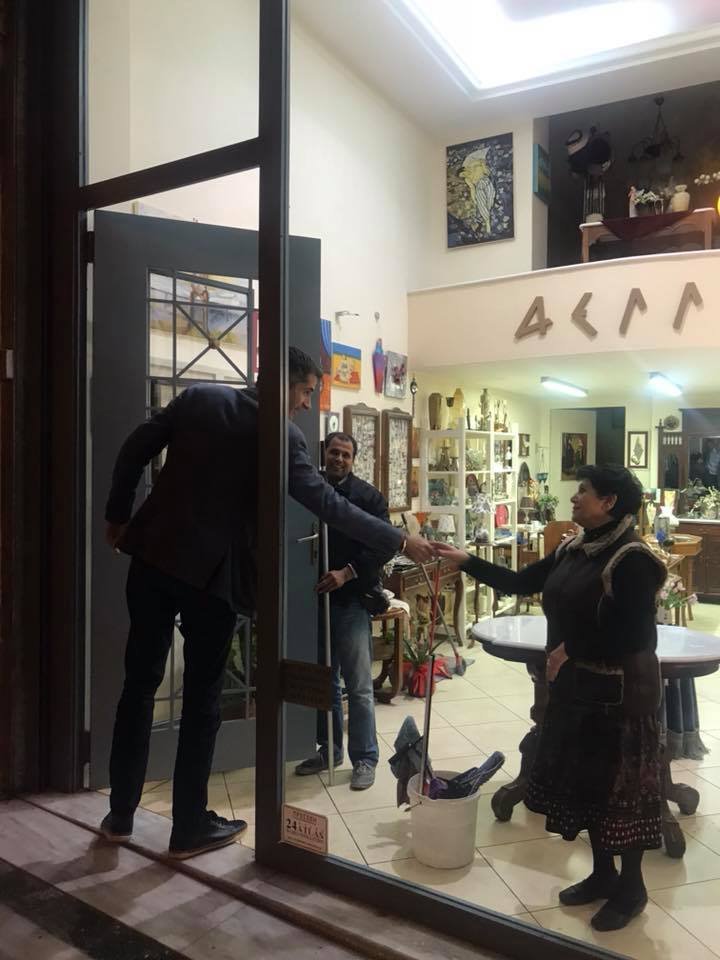 Η βόλτα Μπακογιάννη στις πλατείες Κολιάτσου και Αμερικής -Μίλησε με κατοίκους και επαγγελματίες [εικόνες] | iefimerida.gr 4