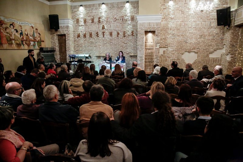 Εισβολή του Ρουβίκωνα σε ομιλία της Αχτσιόγλου στο Παγκράτι [εικόνες] | iefimerida.gr 2