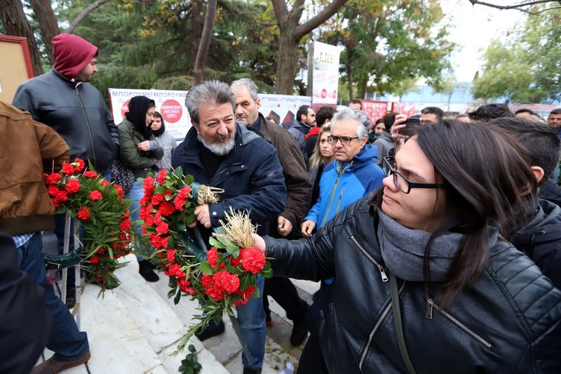 Ενταση στο ΑΠΘ: Φοιτητές απέκλεισαν την είσοδο της Πολυτεχνικής Σχολής -Κατέστρεψαν στεφάνια [εικόνες] | iefimerida.gr 5