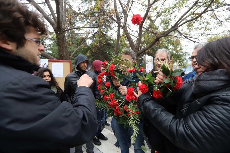 Ενταση στο ΑΠΘ: Φοιτητές απέκλεισαν την είσοδο της Πολυτεχνικής Σχολής -Κατέστρεψαν στεφάνια [εικόνες] | iefimerida.gr 4