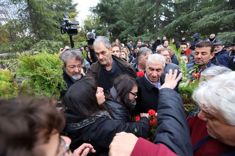 Δεν ήθελαν να τους επιτρέψουν να καταθέσουν στεφάνια