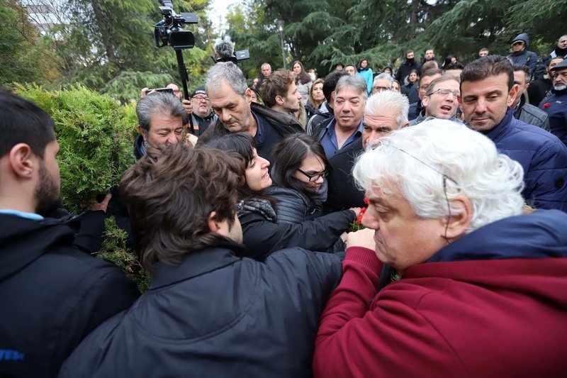 Οι φοιτητές δεν επέτρεψαν την είσοδο στον πρόεδρο του Εργατοϋπαλληλικού Κέντρου Θεσσαλονίκης, Παναγιώτη Τσαραμπουλίδη και στον δήμαρχο Νεάπολης - Συκεών