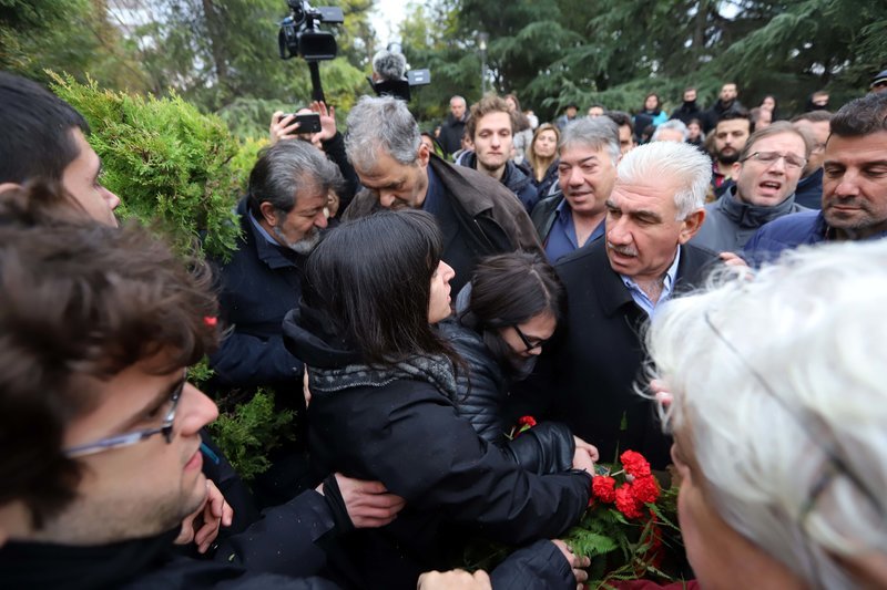 Ενταση στο ΑΠΘ: Φοιτητές απέκλεισαν την είσοδο της Πολυτεχνικής Σχολής -Κατέστρεψαν στεφάνια [εικόνες] | iefimerida.gr 3