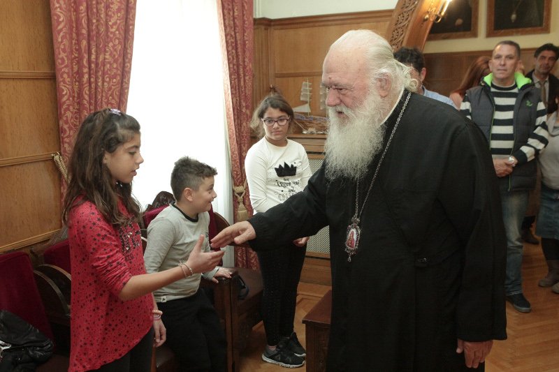 Τους συμβούλευσε να είναι ιδιαίτερα προσεκτικοί στη χρήση του Διαδικτύου και να αξιοποιούν εποικοδομητικά τον ελεύθερο χρόνο τους