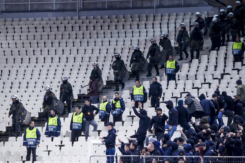 Εκτεταμένα επεισόδια στο ΟΑΚΑ -Μολότοφ και κροτίδες, επέμβαση από τα ΜΑΤ [εικόνες] | iefimerida.gr 6