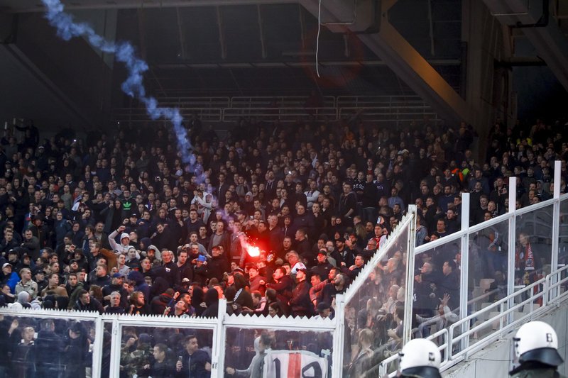 Εκτεταμένα επεισόδια στο ΟΑΚΑ -Μολότοφ και κροτίδες, επέμβαση από τα ΜΑΤ [εικόνες] | iefimerida.gr 5