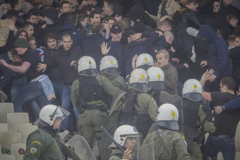 Εκτεταμένα επεισόδια στο ΟΑΚΑ -Μολότοφ και κροτίδες, επέμβαση από τα ΜΑΤ [εικόνες] | iefimerida.gr 7