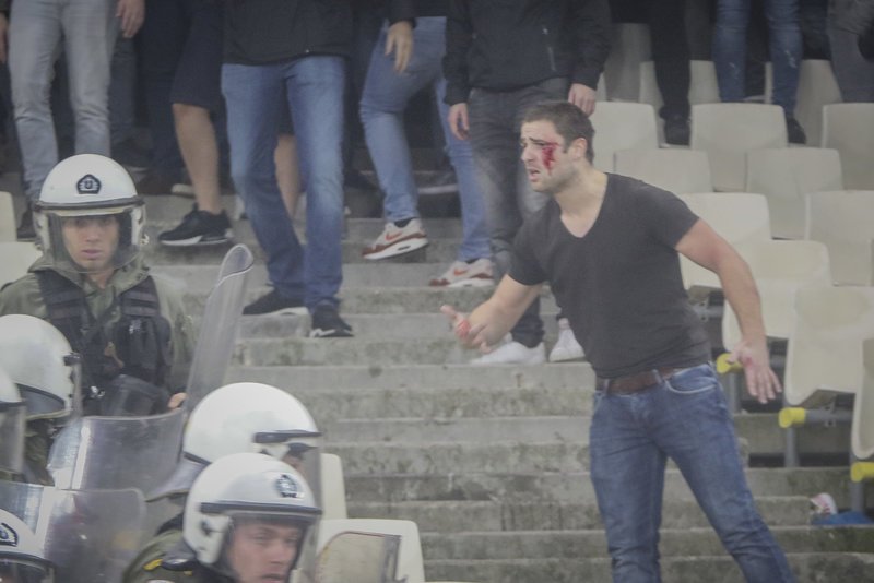 Εκτεταμένα επεισόδια στο ΟΑΚΑ -Μολότοφ και κροτίδες, επέμβαση από τα ΜΑΤ [εικόνες] | iefimerida.gr 8