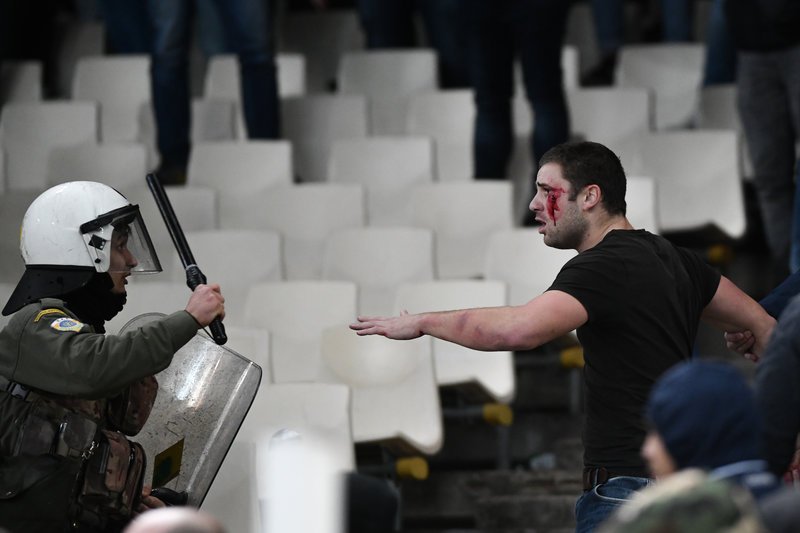 Εκτεταμένα επεισόδια στο ΟΑΚΑ -Μολότοφ και κροτίδες, επέμβαση από τα ΜΑΤ [εικόνες] | iefimerida.gr 4