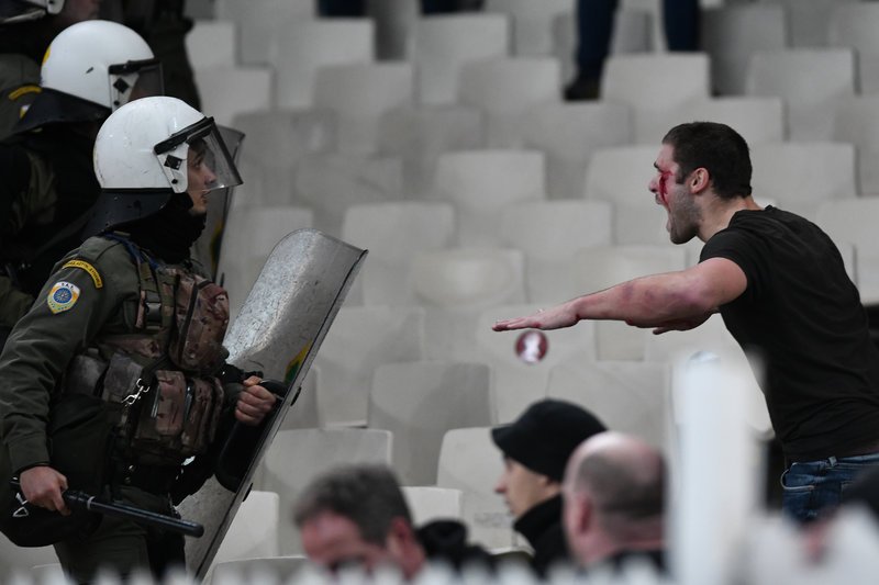 Εκτεταμένα επεισόδια στο ΟΑΚΑ -Μολότοφ και κροτίδες, επέμβαση από τα ΜΑΤ [εικόνες] | iefimerida.gr 3