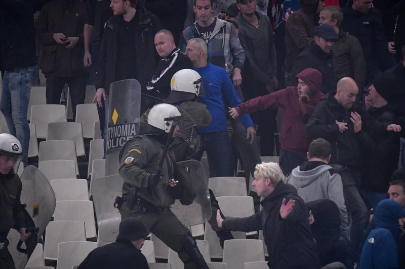 Εκτεταμένα επεισόδια στο ΟΑΚΑ -Μολότοφ και κροτίδες, επέμβαση από τα ΜΑΤ [εικόνες] | iefimerida.gr 14