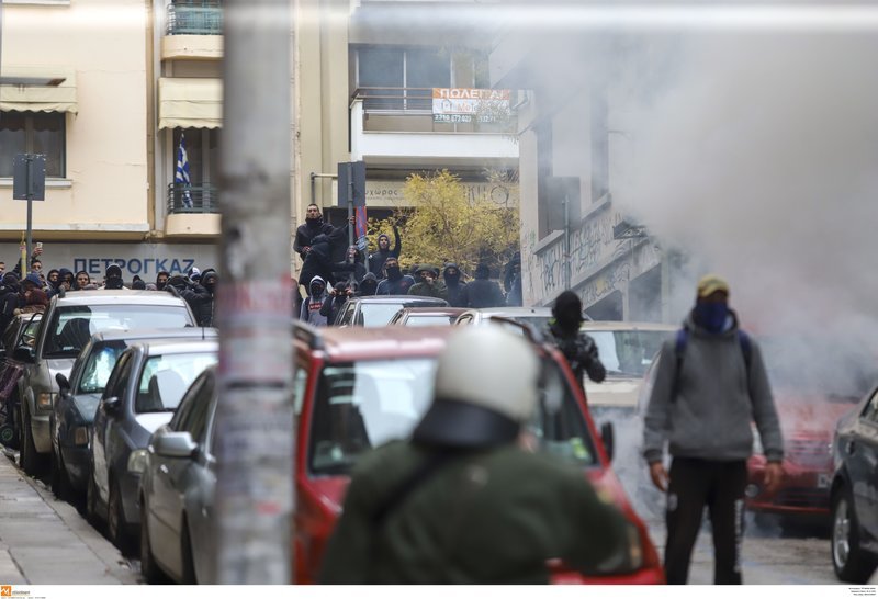 Επεισόδια και χημικά στα μαθητικά συλλαλητήρια σε Αθήνα και Θεσσαλονίκη [εικόνες & βίντεο] | iefimerida.gr 2