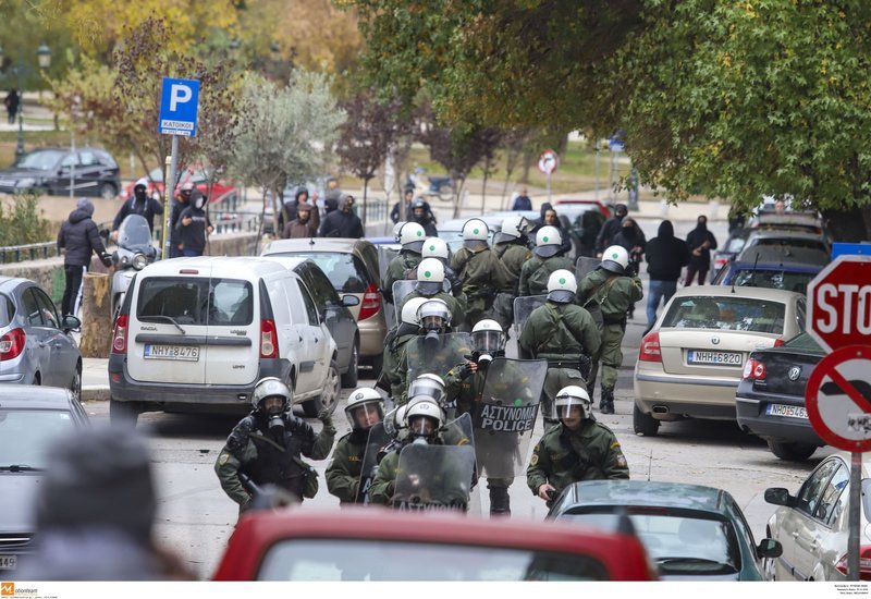Επεισόδια και χημικά στα μαθητικά συλλαλητήρια σε Αθήνα και Θεσσαλονίκη [εικόνες & βίντεο] | iefimerida.gr 4