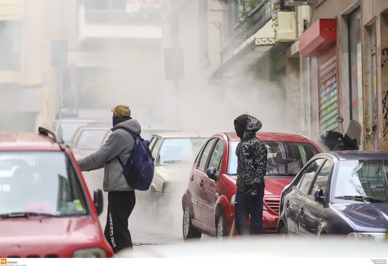 Επεισόδια και χημικά στα μαθητικά συλλαλητήρια σε Αθήνα και Θεσσαλονίκη [εικόνες & βίντεο] | iefimerida.gr 1