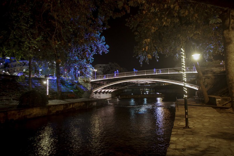 Τρίκαλα: Φωταγωγήθηκε το ψηλότερο φυσικό έλατο της Ελλάδας [εικόνες] | iefimerida.gr 2