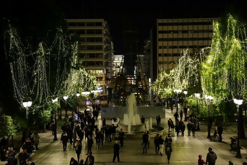Η Αθήνα φόρεσε τα γιορτινά της