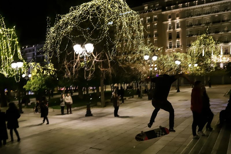 Μικροί και μεγάλοι περπατούν και χαζεύουν τα φωτάκια