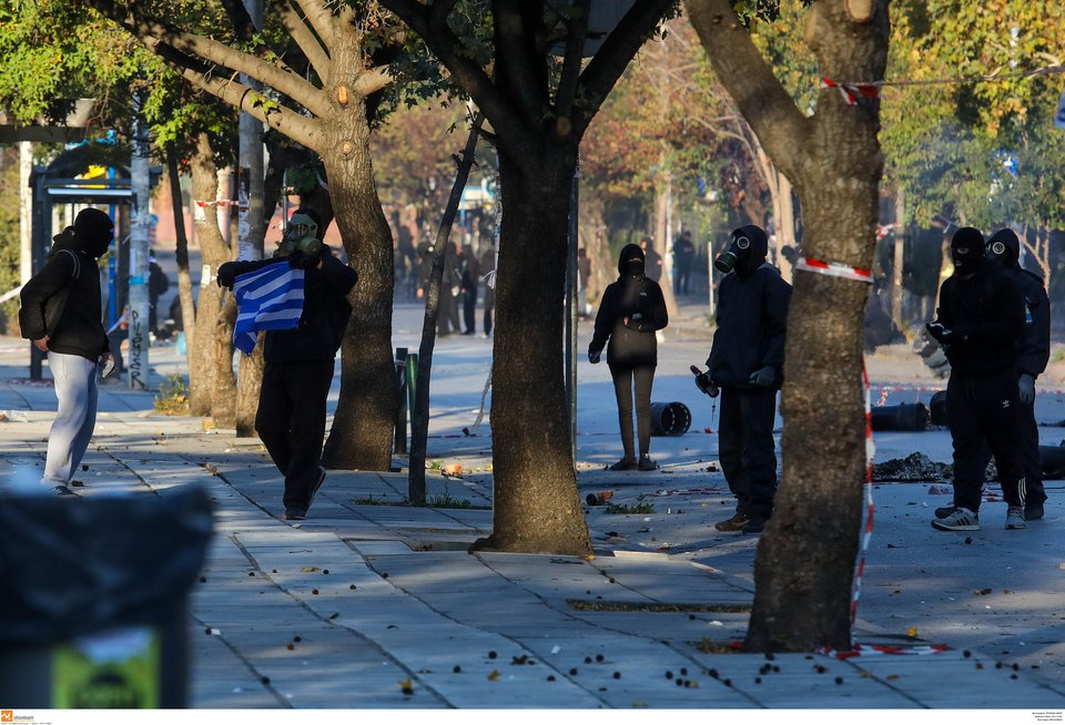 Κουκουλοφόροι ετοιμάζονται να κάψουν την ελληνική σημαία