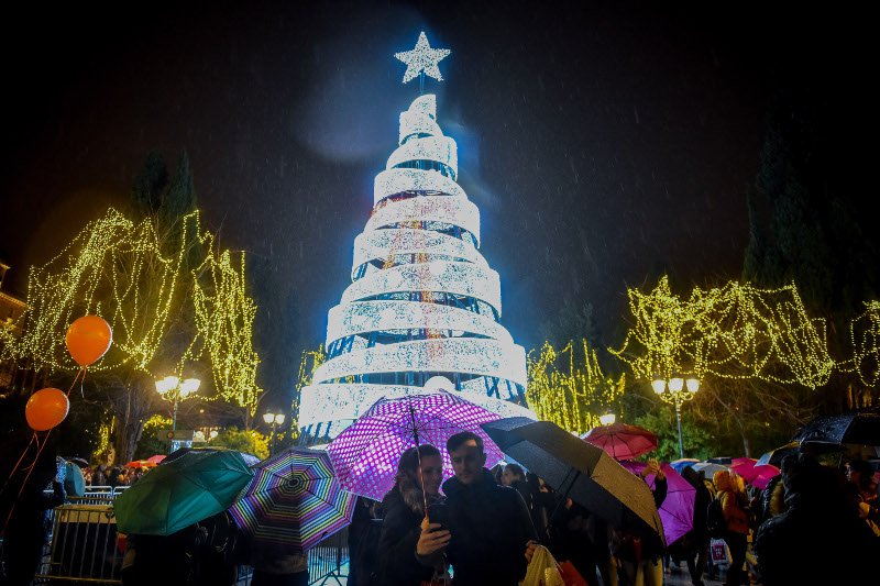 Η Αθήνα στολίστηκε -Αναψαν τα φώτα στο χριστουγεννιάτικο δέντρο [εικόνες] | iefimerida.gr 2