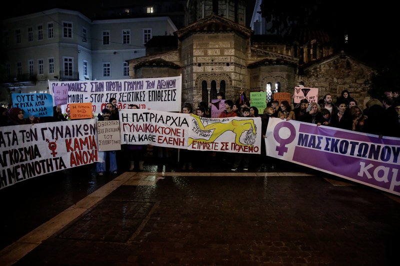 Οι διαδηλώτριες συγκεντρώθηκαν στην πλατεία Καπνικαρέας