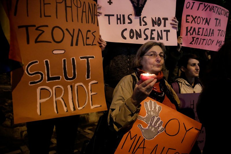 Με κεριά και πανό στα χέρια οι διαδηλωτές