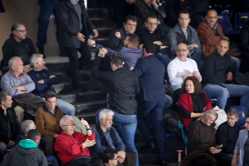 Απρόοπτο στην ομιλία Τσίπρα: Τραγουδούσε το «Μακεδονία Ξακουστή» και τον πήραν σηκωτό [εικόνες & βίντεο] | iefimerida.gr 1