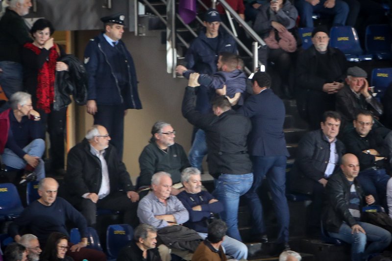 Απρόοπτο στην ομιλία Τσίπρα: Τραγουδούσε το «Μακεδονία Ξακουστή» και τον πήραν σηκωτό [εικόνες & βίντεο] | iefimerida.gr 0