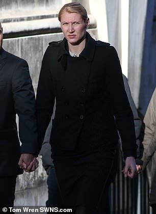 Καθηγήτρια έκανε σεξ με μαθητή της σε τουαλέτα αεροπλάνου και έμεινε έγκυος! [εικόνες] | iefimerida.gr 0