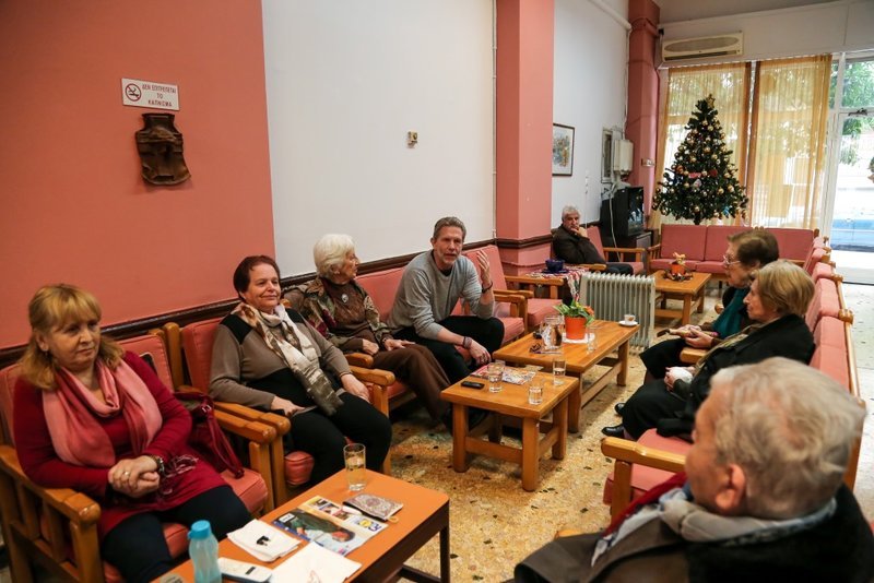 Δίπλα στους ηλικιωμένους σε Γκύζη και Βοτανικό ο Παύλος Γερουλάνος [εικόνες] | iefimerida.gr 1