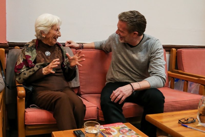 Δίπλα στους ηλικιωμένους σε Γκύζη και Βοτανικό ο Παύλος Γερουλάνος [εικόνες] | iefimerida.gr 0