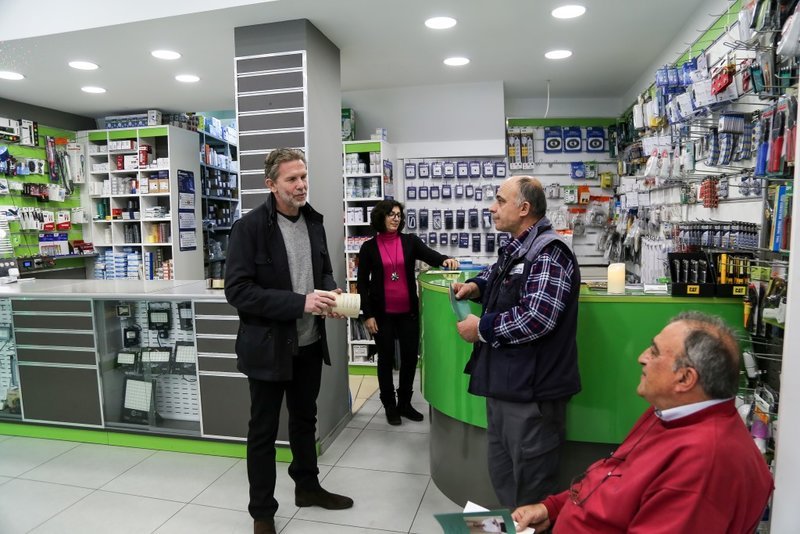 Δίπλα στους ηλικιωμένους σε Γκύζη και Βοτανικό ο Παύλος Γερουλάνος [εικόνες] | iefimerida.gr 4