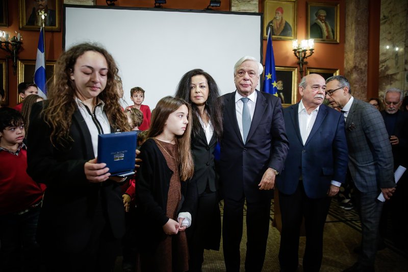 Ο Προκόπης Παυλόπουλος και η Βουλή τίμησαν την οικογένεια του «ήρωα του Αιγαίου», Κυριάκου Παπαδόπουλου [εικόνες] | iefimerida.gr 2