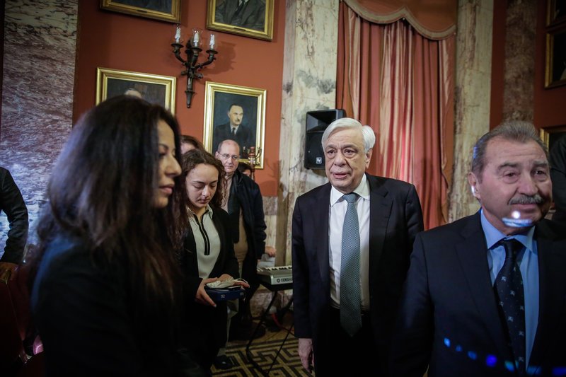 Ο Προκόπης Παυλόπουλος και η Βουλή τίμησαν την οικογένεια του «ήρωα του Αιγαίου», Κυριάκου Παπαδόπουλου [εικόνες] | iefimerida.gr 0