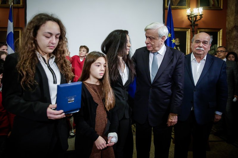 Ο Προκόπης Παυλόπουλος και η Βουλή τίμησαν την οικογένεια του «ήρωα του Αιγαίου», Κυριάκου Παπαδόπουλου [εικόνες] | iefimerida.gr 1