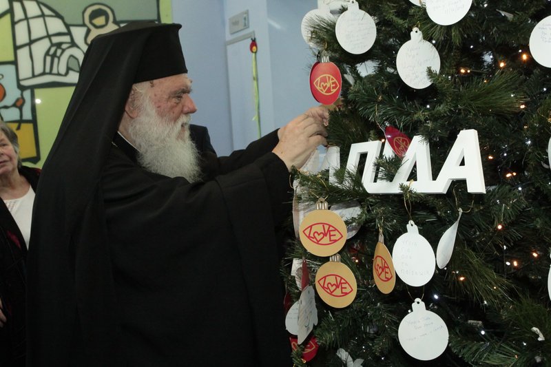 O Αρχιεπίσκοπος Ιερώνυμος τοποθέτησε το στολίδι με τις ευχές του στο "Δέντρο των Ευχών της ΕΛΠΙΔΑΣ"