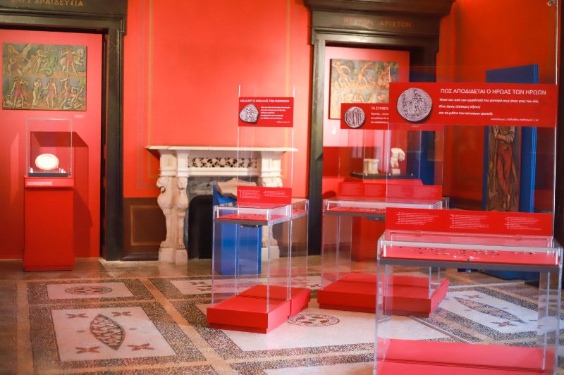 Τα έργα «συνομιλούν» με τα εκθέματα του Μουσείου, φωτογραφία: (EUROKINISSI / ΚΟΝΤΑΡΙΝΗΣ ΓΙΩΡΓΟΣ