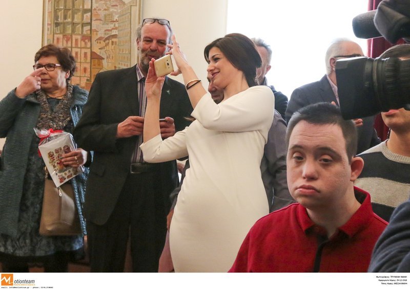 Στα λευκά η Κατερίνα Νοτοπούλου -Το συντηρητικό φόρεμα και το χτένισμα-υπερπαραγωγή [εικόνες] | iefimerida.gr 1