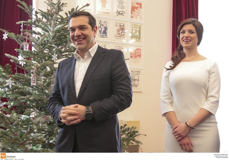 Στα λευκά η Κατερίνα Νοτοπούλου -Το συντηρητικό φόρεμα και το χτένισμα-υπερπαραγωγή [εικόνες] | iefimerida.gr 2