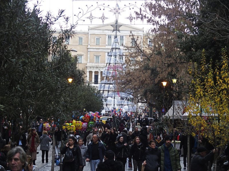 Πολύς κόσμος για βόλτα, λίγοι κάνουν αγορές -«Περπατάνε, κοιτάνε, αλλά...» | iefimerida.gr 0