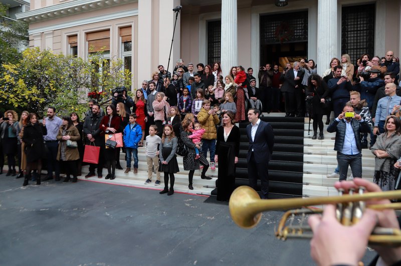 Εκλεψε τις εντυπώσεις η Περιστέρα Μπαζιάνα στο Μαξίμου -Με βελούδινο φόρεμα και βαγκ χτένισμα [εικόνες] | iefimerida.gr 6