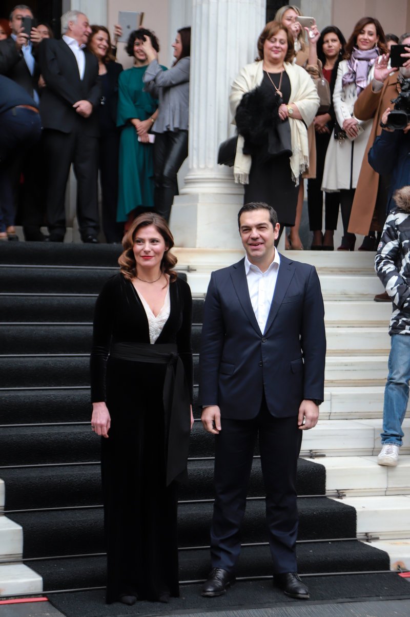 Εκλεψε τις εντυπώσεις η Περιστέρα Μπαζιάνα στο Μαξίμου -Με βελούδινο φόρεμα και βαγκ χτένισμα [εικόνες] | iefimerida.gr 1