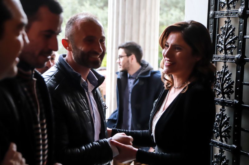 Εκλεψε τις εντυπώσεις η Περιστέρα Μπαζιάνα στο Μαξίμου -Με βελούδινο φόρεμα και βαγκ χτένισμα [εικόνες] | iefimerida.gr 4