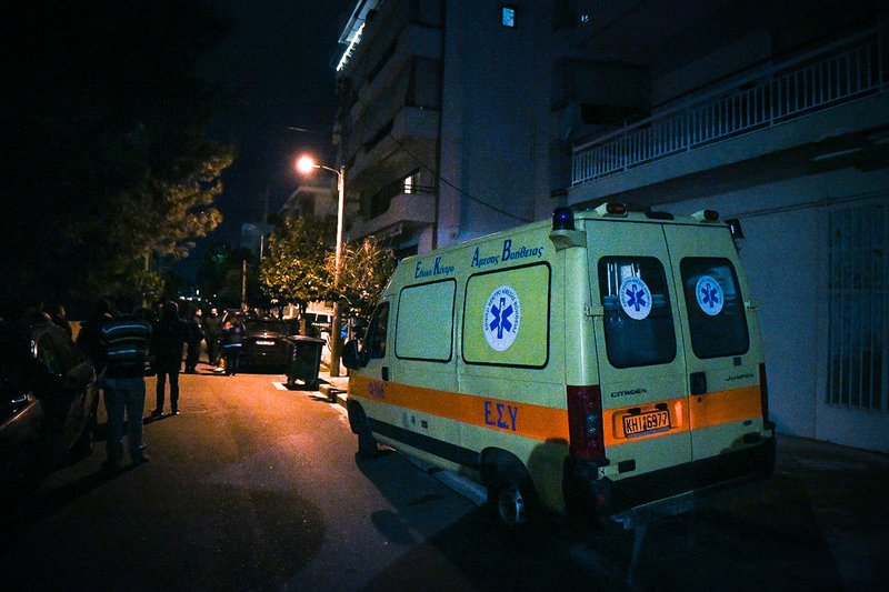 Και ασθενοφόρο έξω από το σπίτι στον Αγ. Δημήτριο -Φωτογραφία: EUROKINISSI/ΣΤΕΛΙΟΣ ΜΙΣΙΝΑΣ