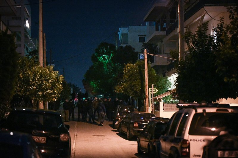 Σε απόσταση παρακολουθούν τα ΕΚΑΜ έτοιμα να επέμβουν αν χρειαστεί -Φωτογραφία: EUROKINISSI/ΣΤΕΛΙΟΣ ΜΙΣΙΝΑΣ