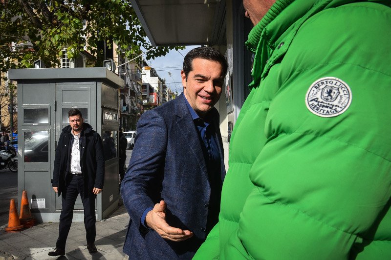 Με πουκάμισο και σακάκι, παρά το κρύο, έφτασε στην πλατεία Κουμουνδούρου ο Πρωθυπουργός