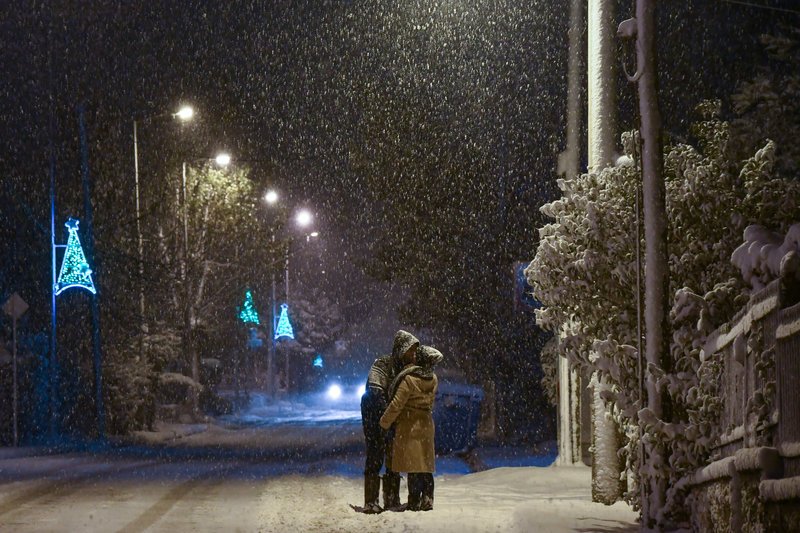 Ρομαντικός «Τηλέμαχος»: Ζευγάρι φιλιέται μέσα στα χιόνια και γίνεται viral [εικόνες] | iefimerida.gr 3